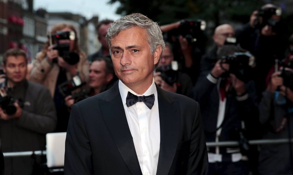 L&#39;espressione ammiccante di Jos Mourinho all&#39;arrivo alla Royal Opera House di Londra. Reuters